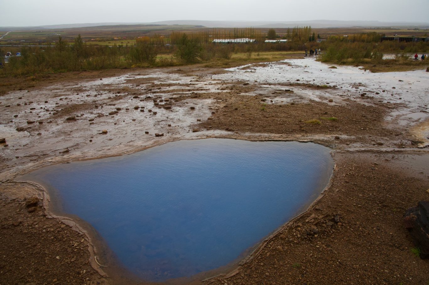 Die heiße Quelle Blesi leuchtet in einem wunderschönen Blau