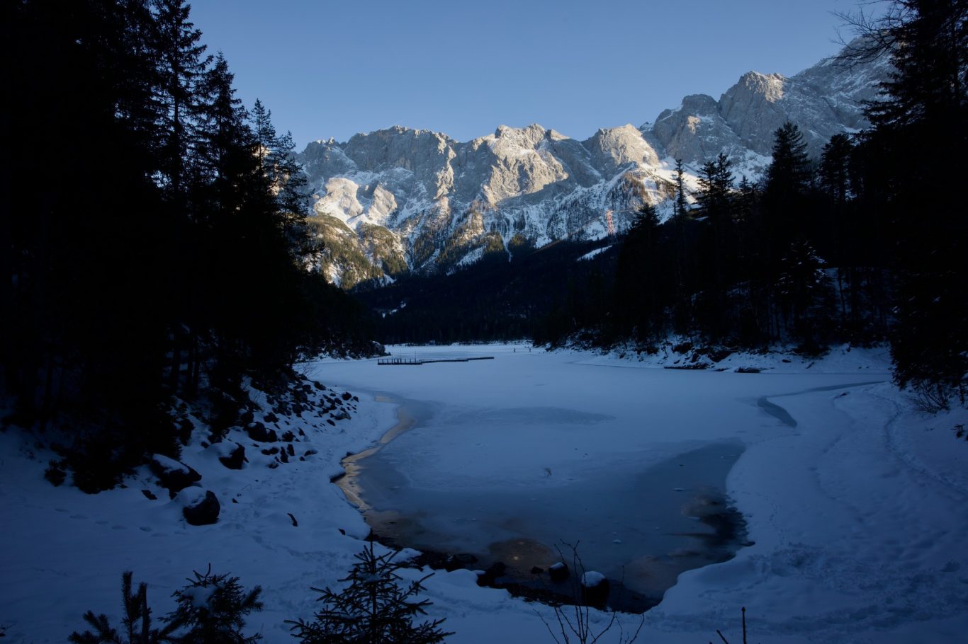 Selbst mit Kinderwagen waren noch einige auf dem Eis unterwegs.