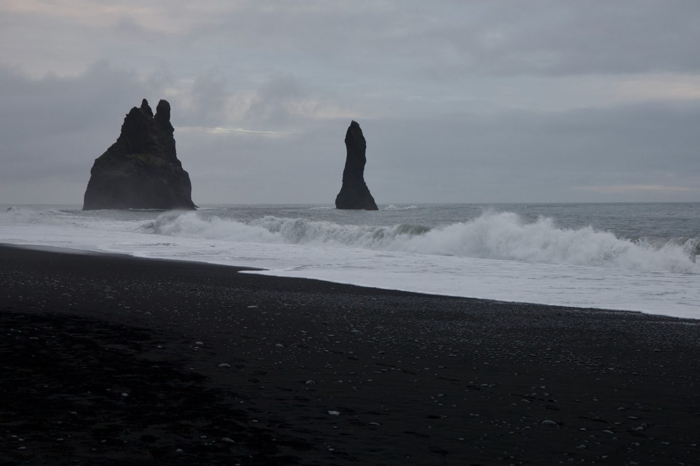 Felsnadeln am Strand von Reynisfjara
