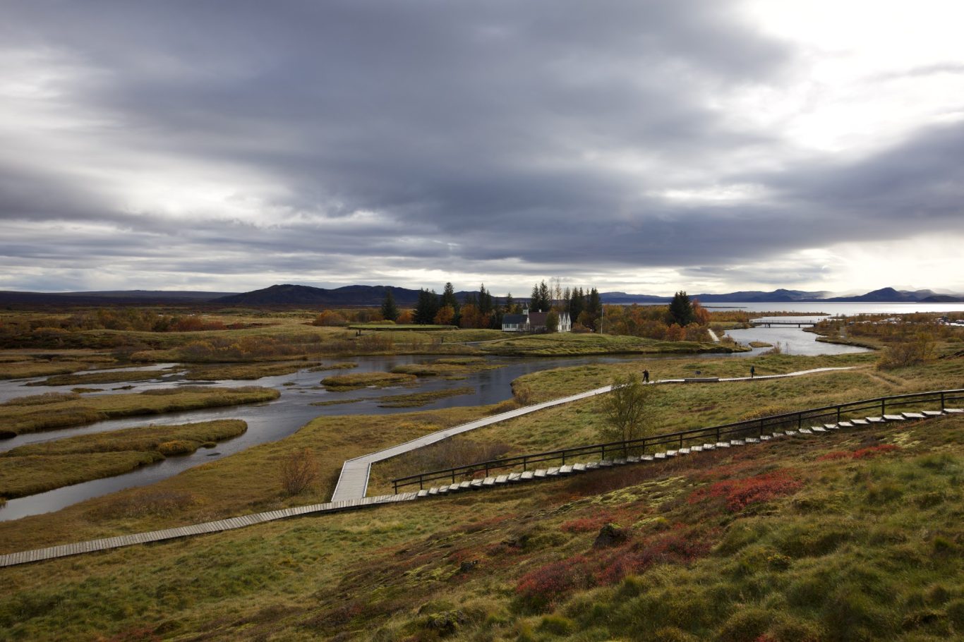 Blick von der "amerikanischen" Kante auf die Kirche von Þingvellir