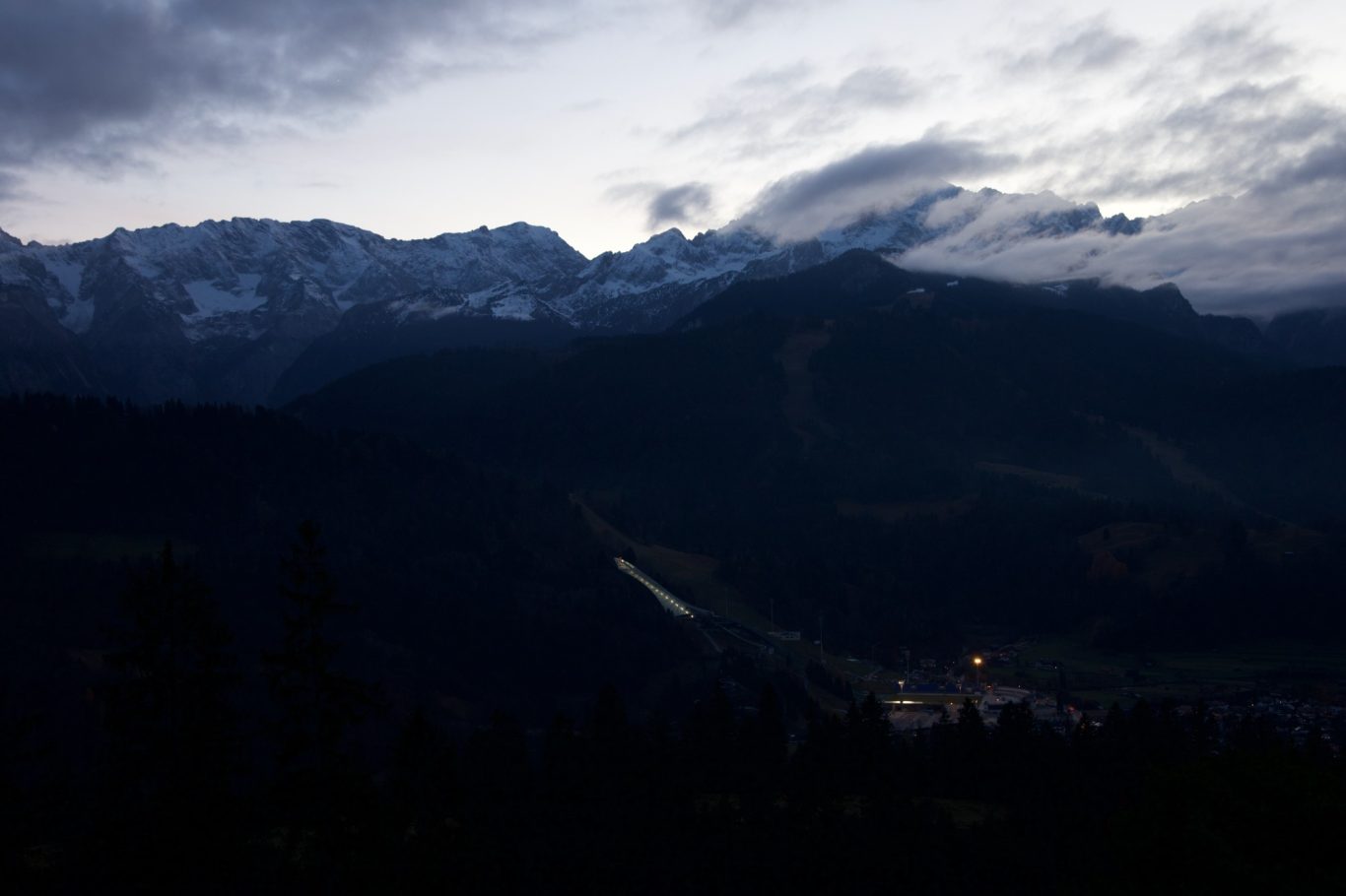 Die Partenkirchner Sprungschanze ist schon beleuchtet