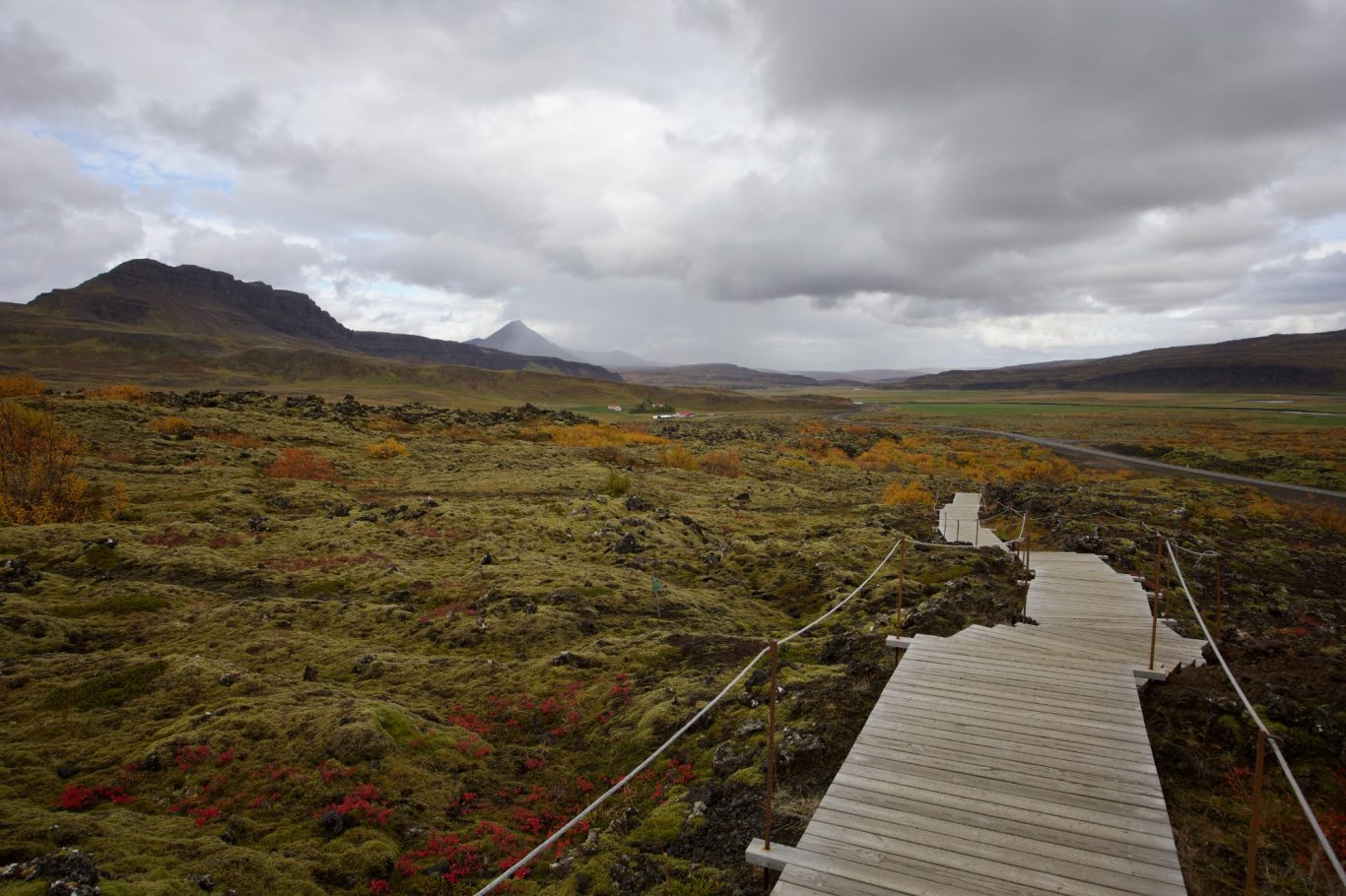 Holztreppen zum Grábrók-Krater