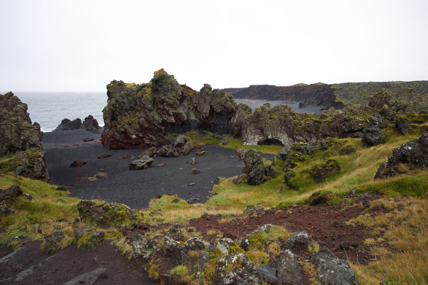 Der schwarze Strand Djúpalónssandur wird von Lavagebilden gesäumt.