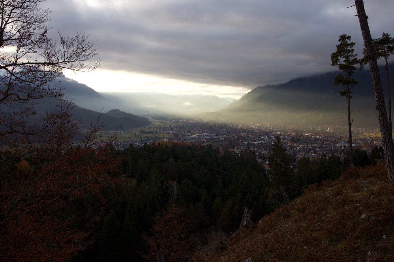 letzte Sonnenstrahlen über Garmisch-Partenkirchen
