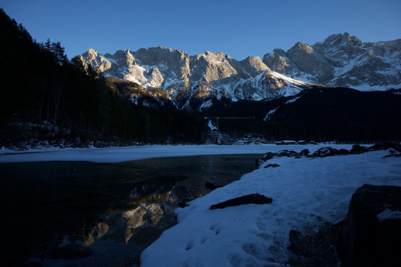 Am Übergang zum Untersee spiegeln sich sogar die Waxensteine im Wasser.