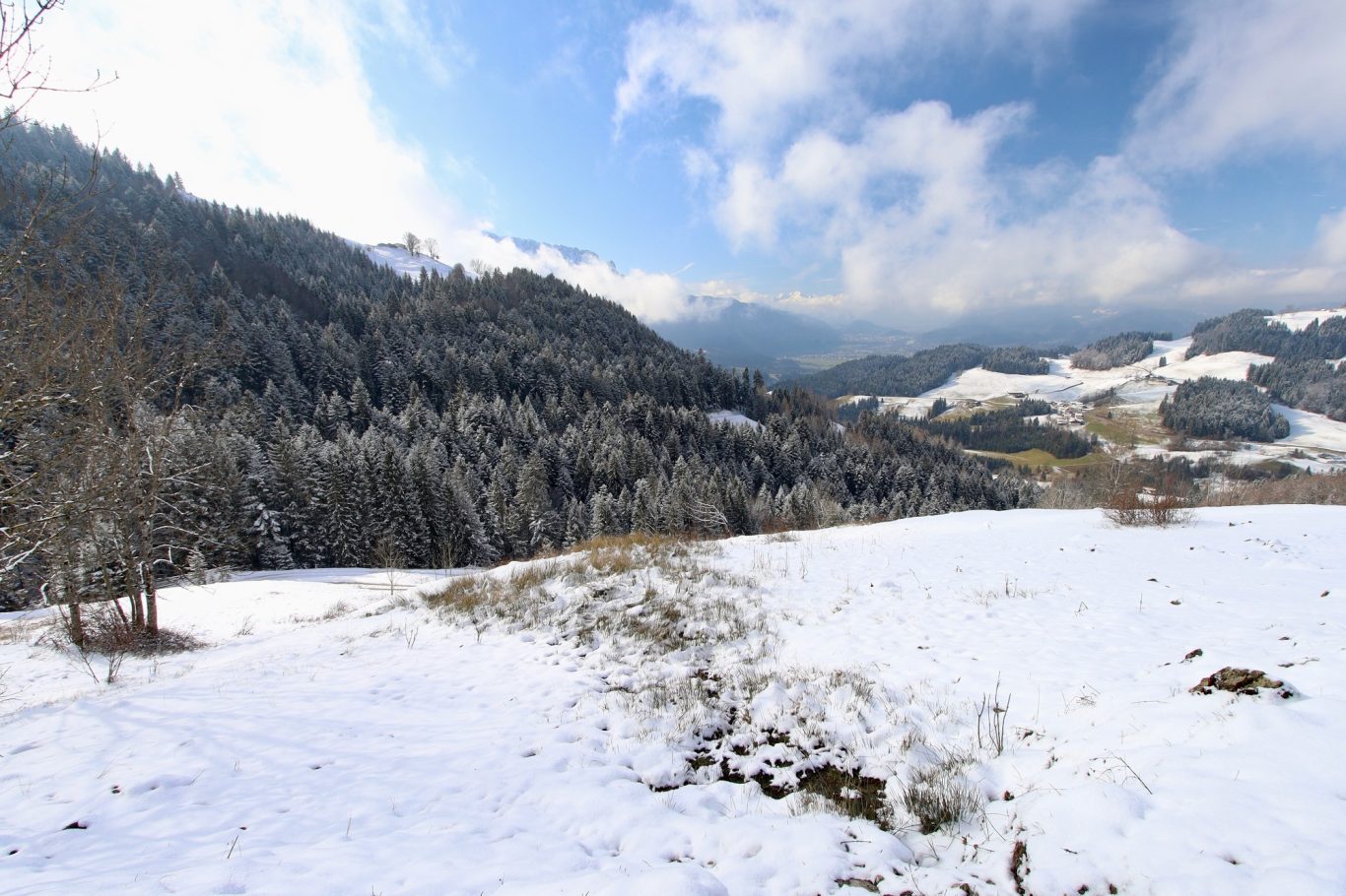 Neuschnee beim Aufstieg, im Tal schon grün