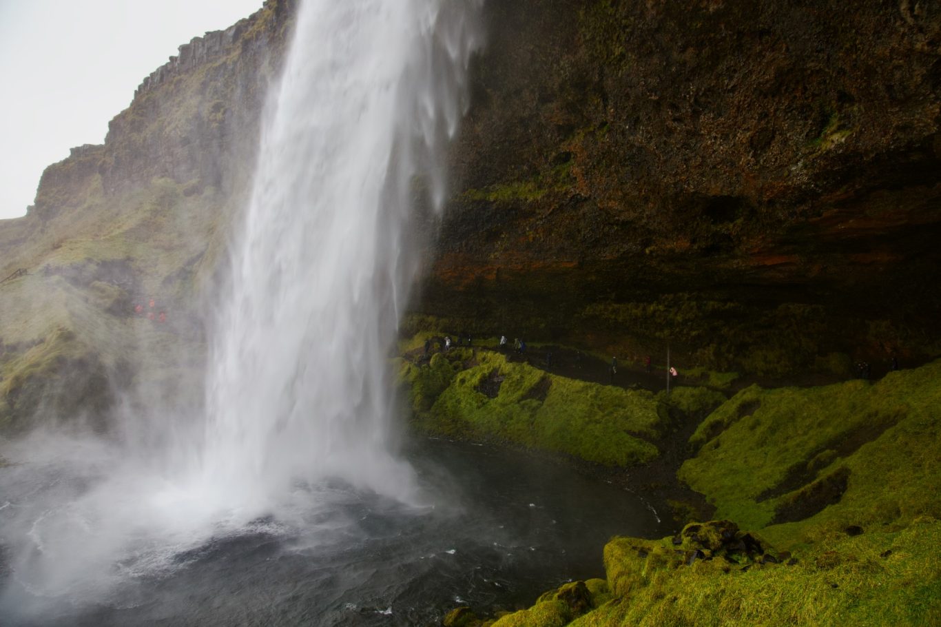 Den Seljalandsfoss kann man komplett umrunden.