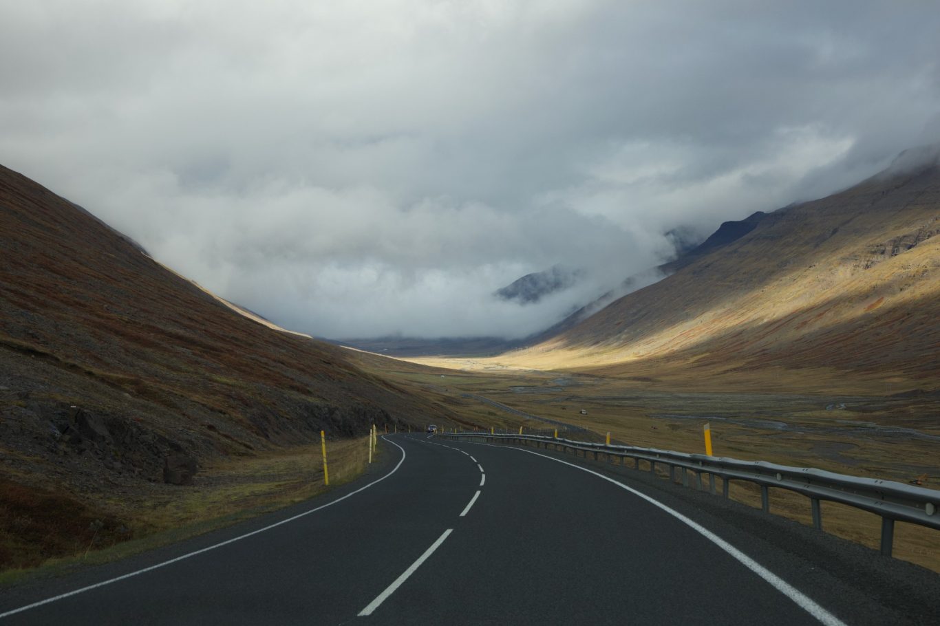 Abfahrt von der Hochebene auf einem neu gebauten Straßenabschnitt