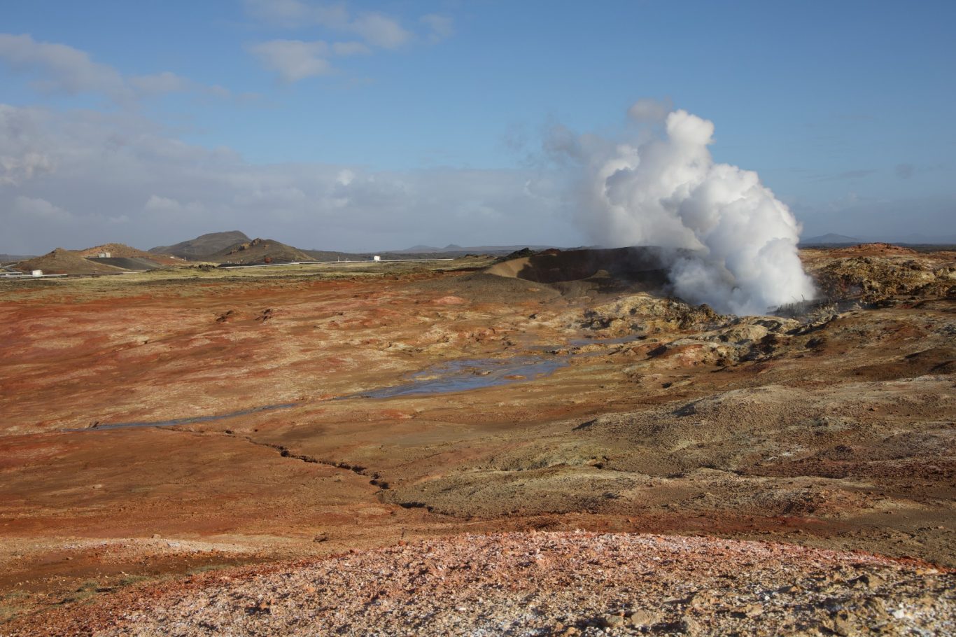 Auch im Geothermalgebiet Gunnuhver dampft es gewaltig