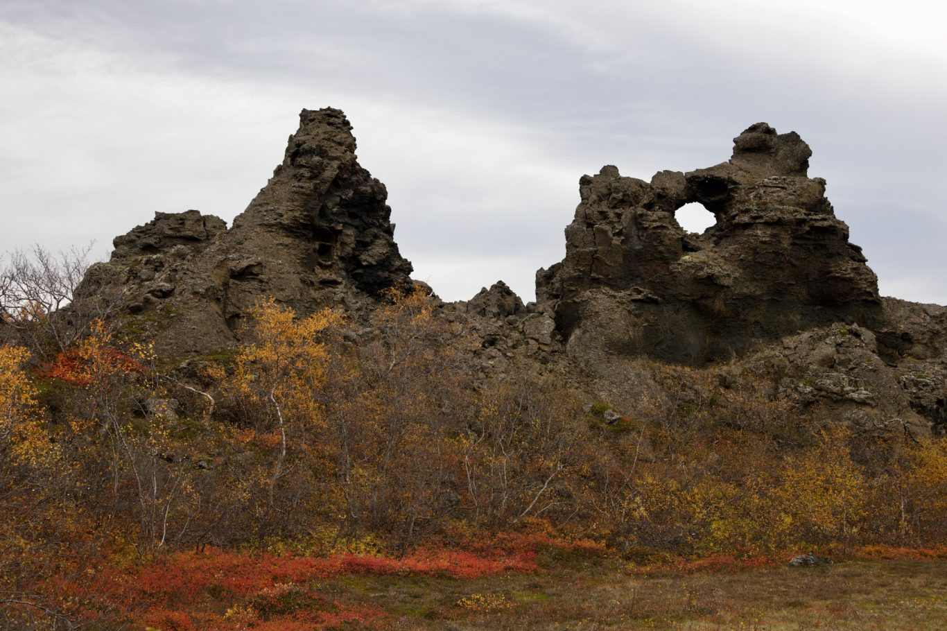 Wie verfallende Burgruinen sehen diese bizarren Lavaformationen aus