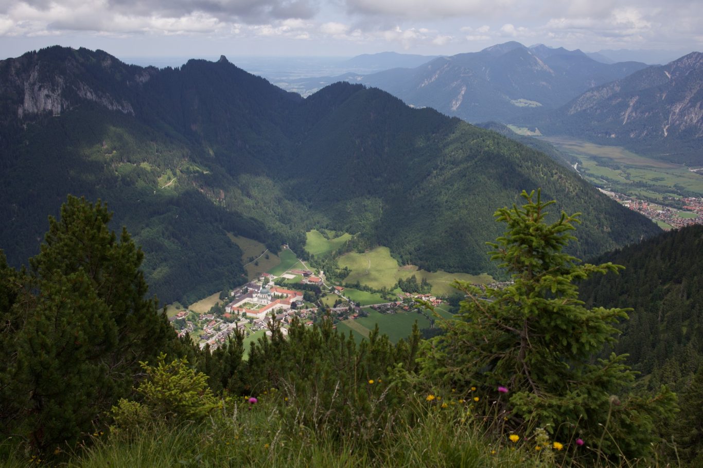 Kloster Ettal mit Laber und Ettaler Mandl, rechts das Loisachtal