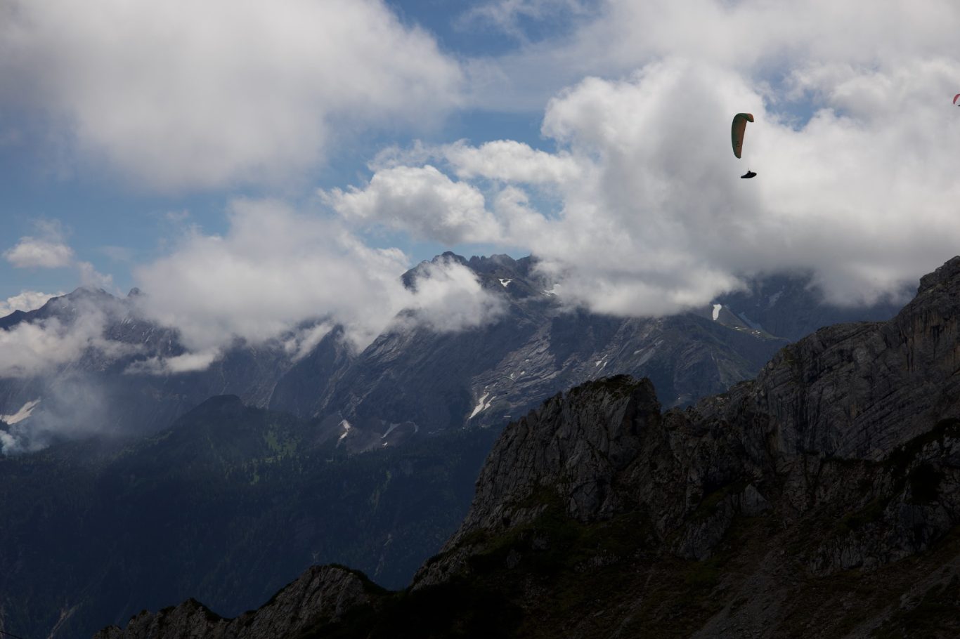 Gleitschirmflieger vor den Bernadeinwänden
