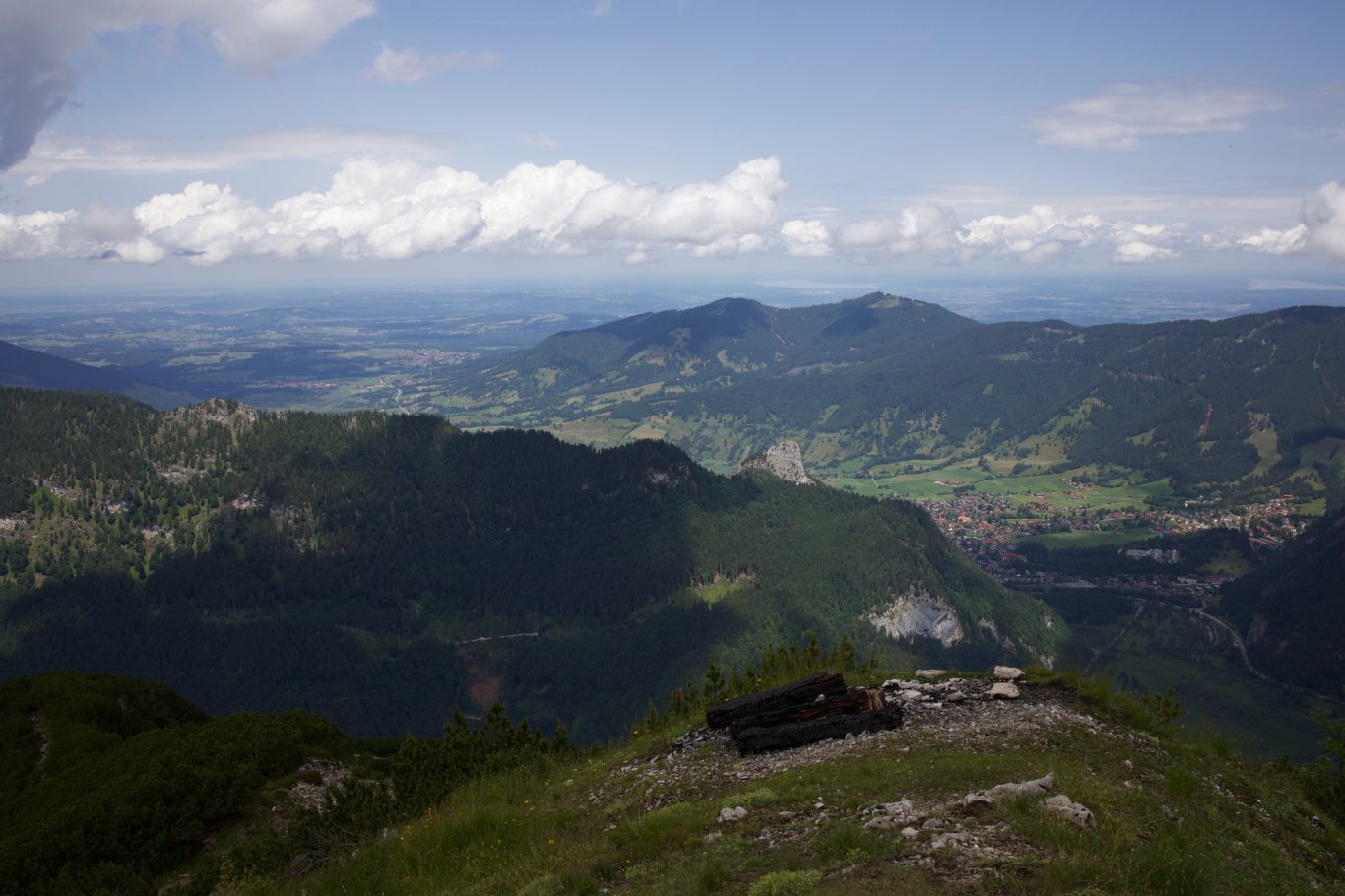 Oberammergau mit Kofel, im Hintergrund Ammersee und Starnberger See