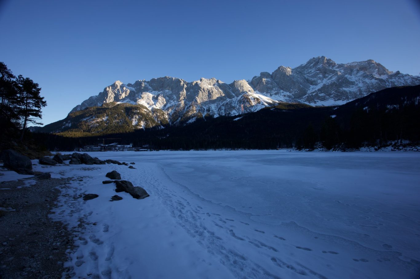 Und es ist erstaunlich wie viele Leute sich trotz erkennbar dünner Eisdecke auf den See wagen.