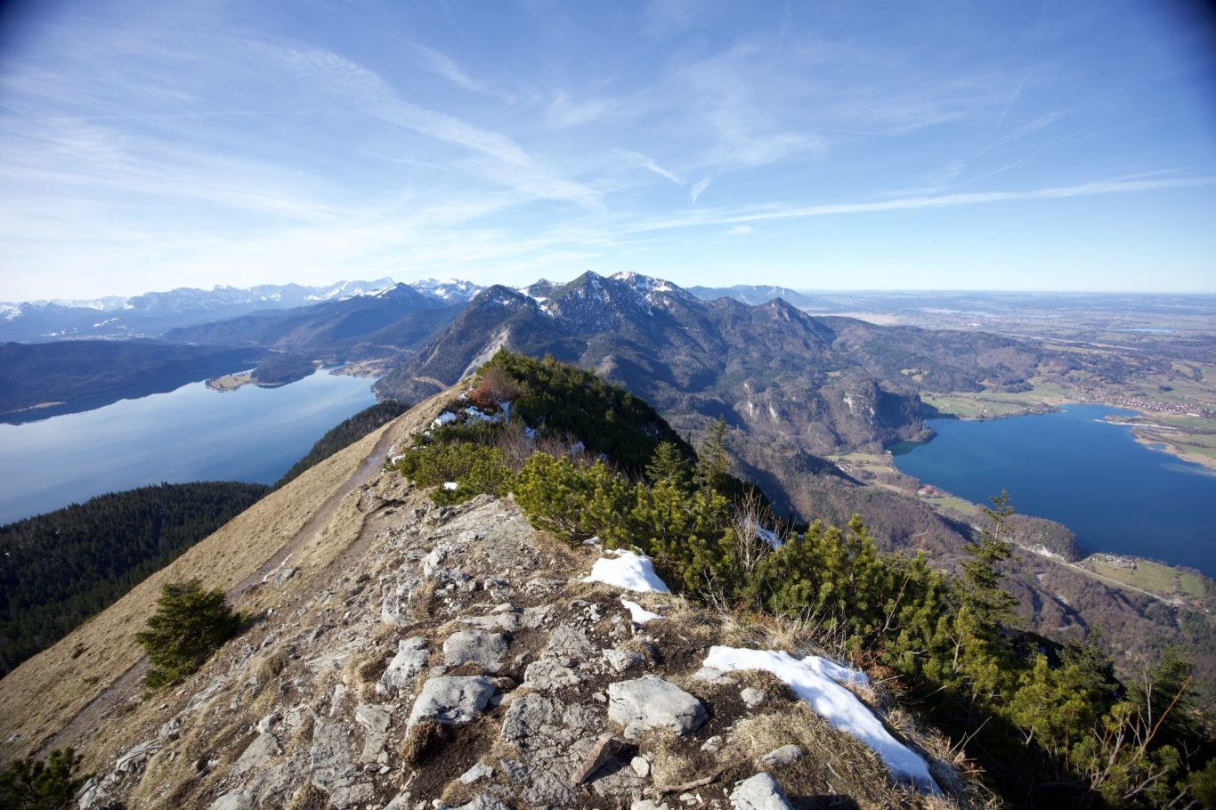 Blick vom Jochberg mit Walchen- und Kochelsee