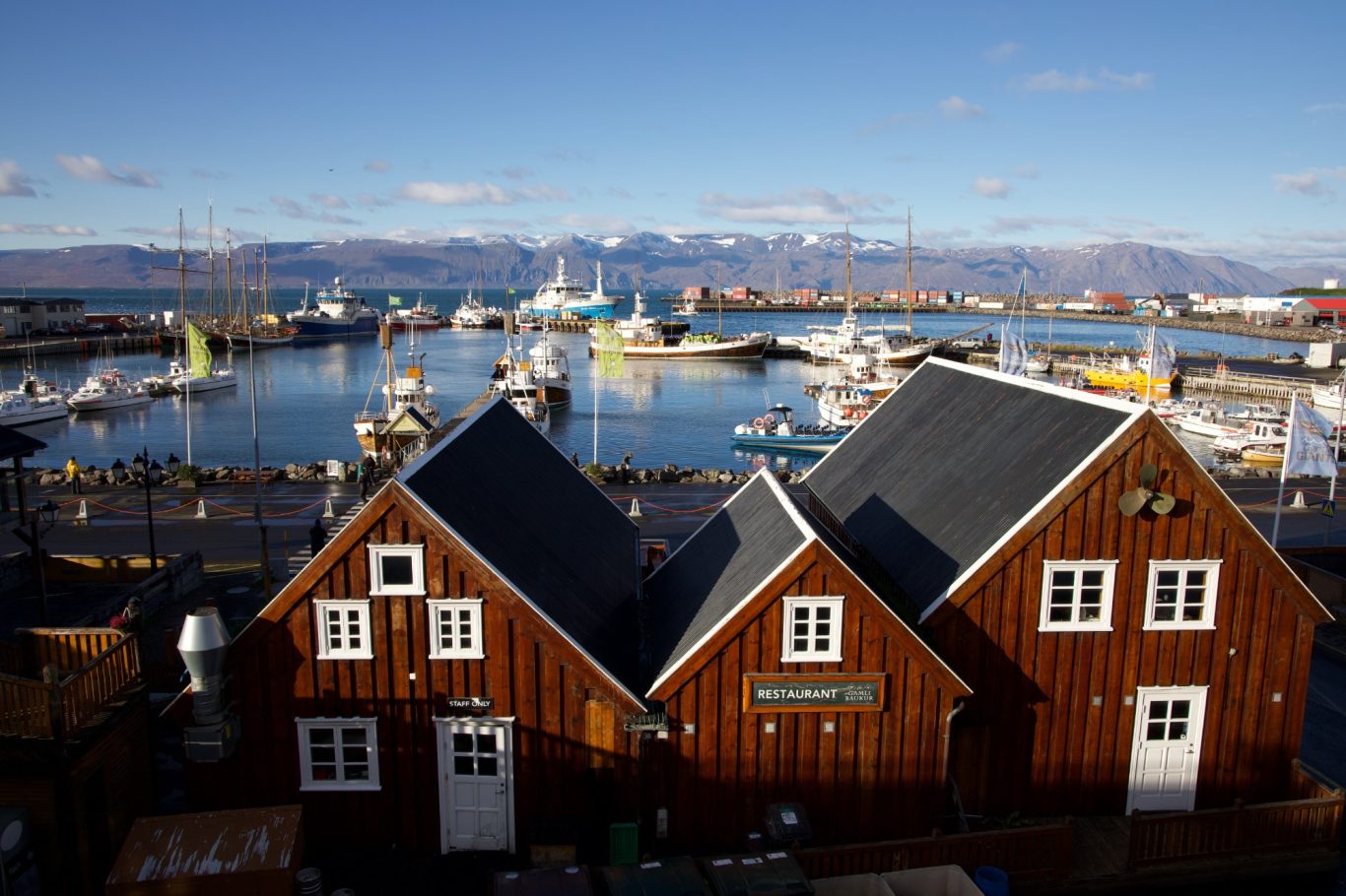 Blick über den Hafen von Húsavík