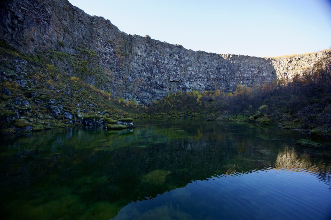 See und Felsabbruch am Schluchtende