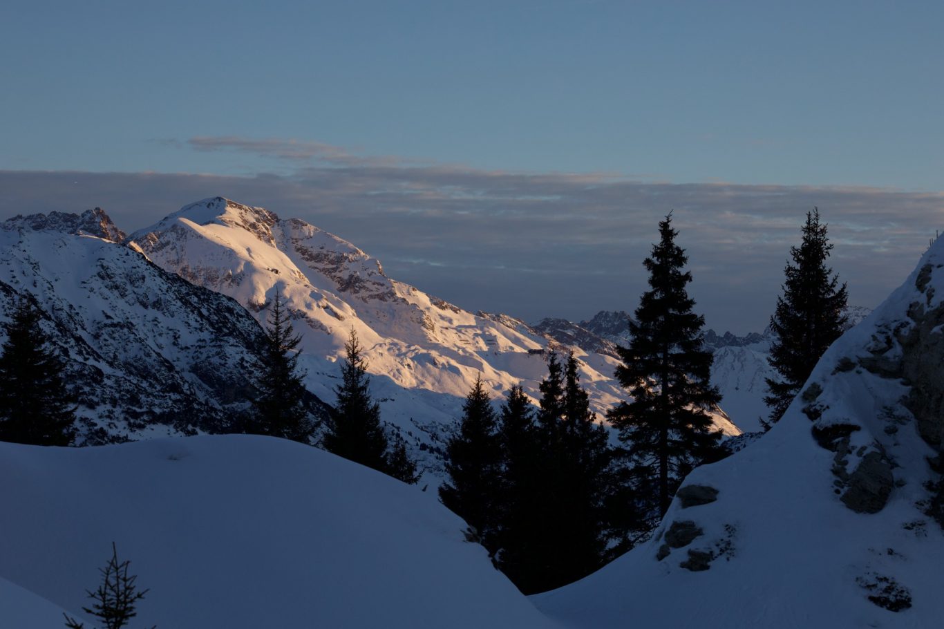 Blick auf den Trittkopf oberhalb von Zürs