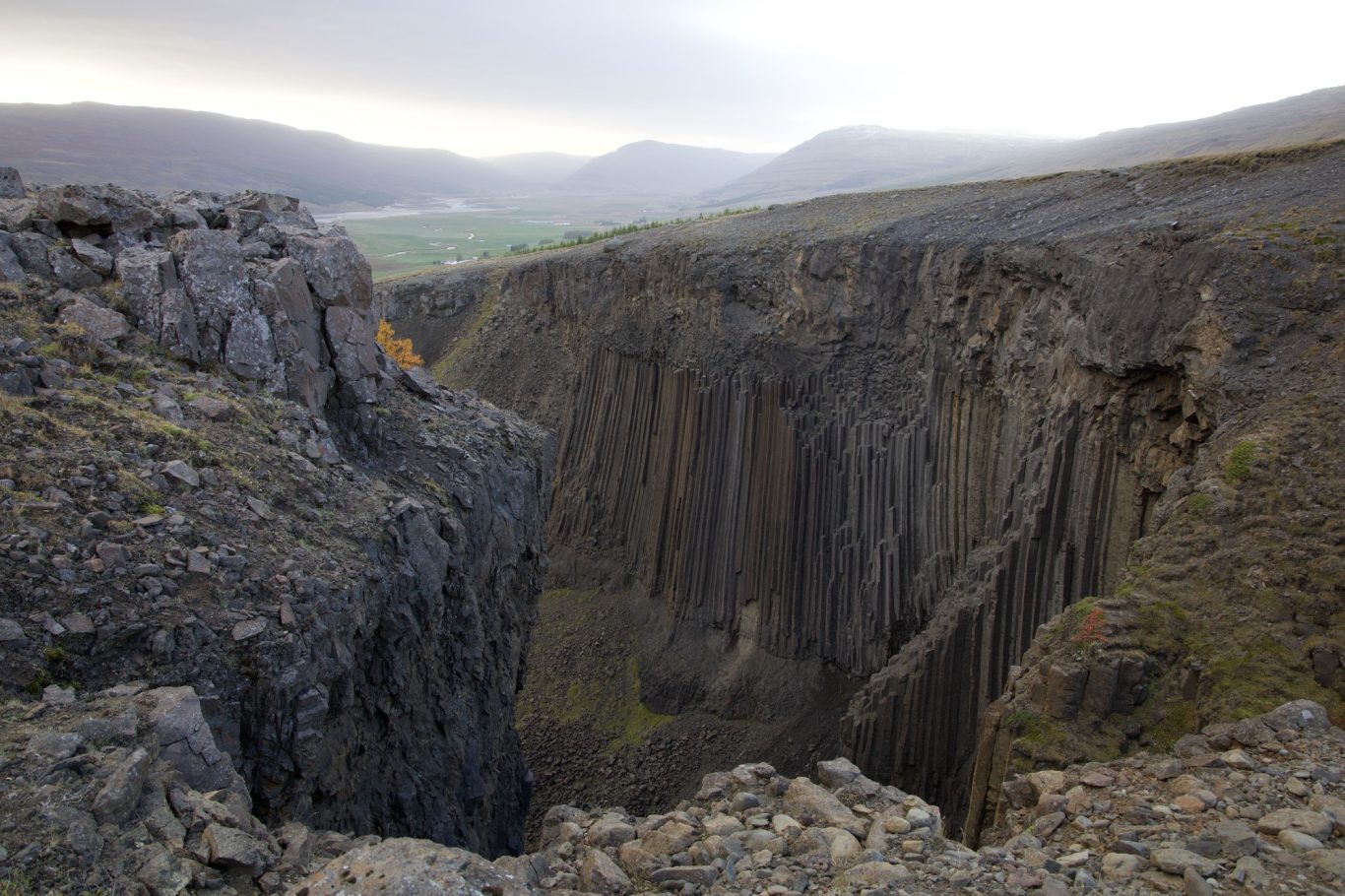 Basaltsäulen säumen das Tal des Hengifoss