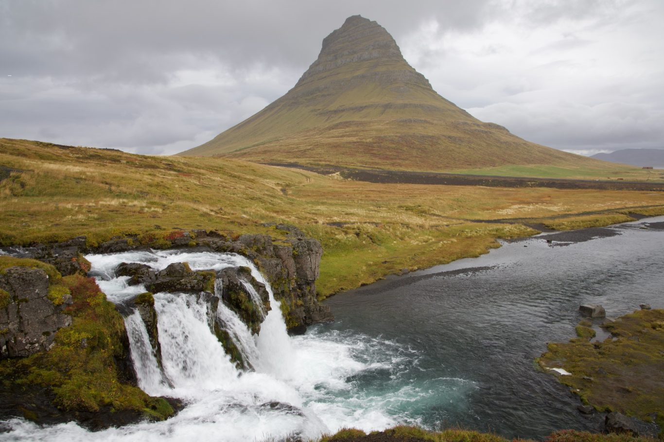 Der berühmte Kirkjufell mit dem gleichnamigen Wasserfall im Vordergrund.
