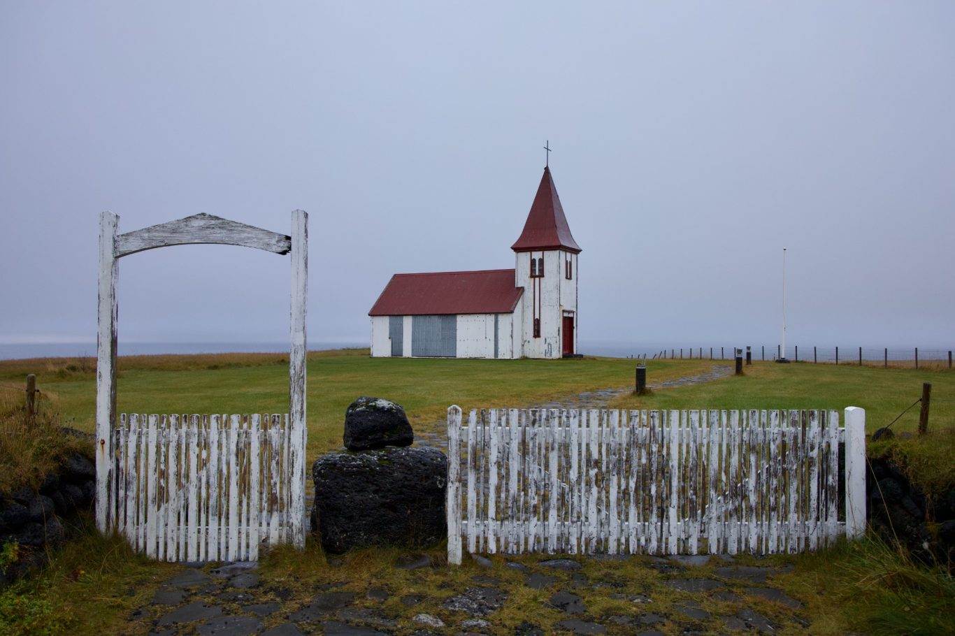 Kirche und Friedhof von Hellnar