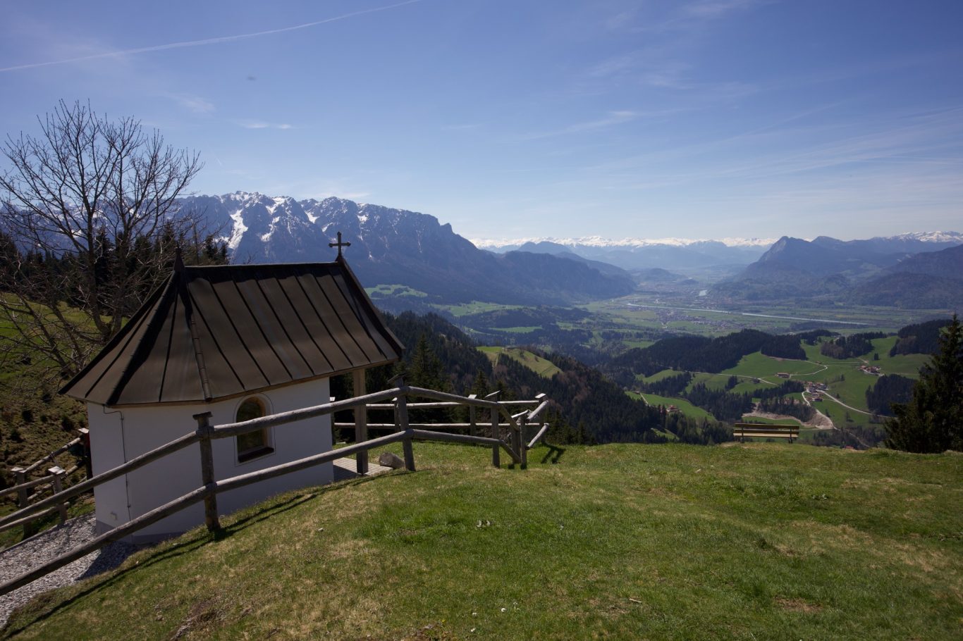 Kapelle auf der Karspitze mit schöner Aussicht ins Inntal