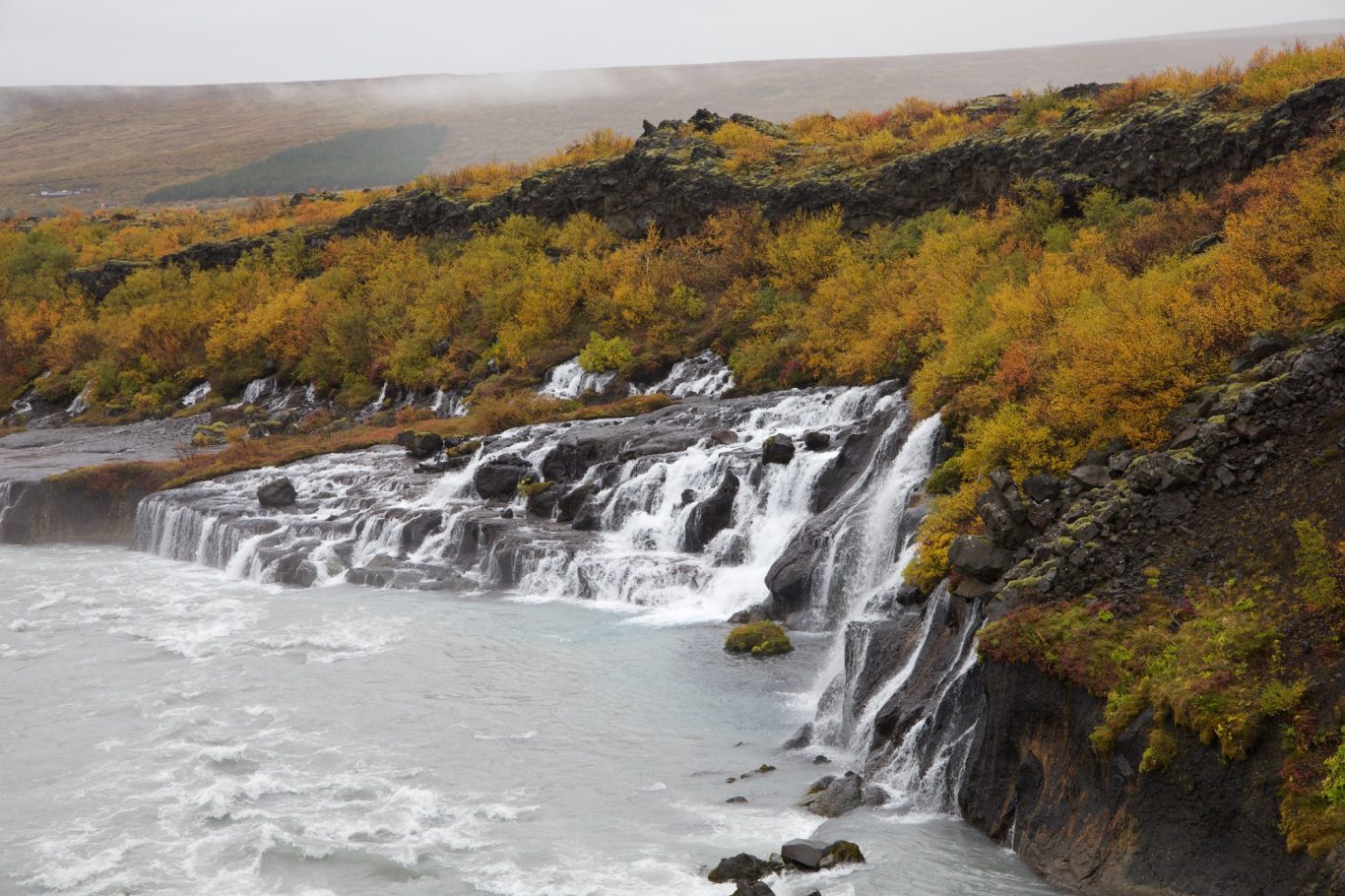 ... gespeist von einem Seitenarm der Hvitá.