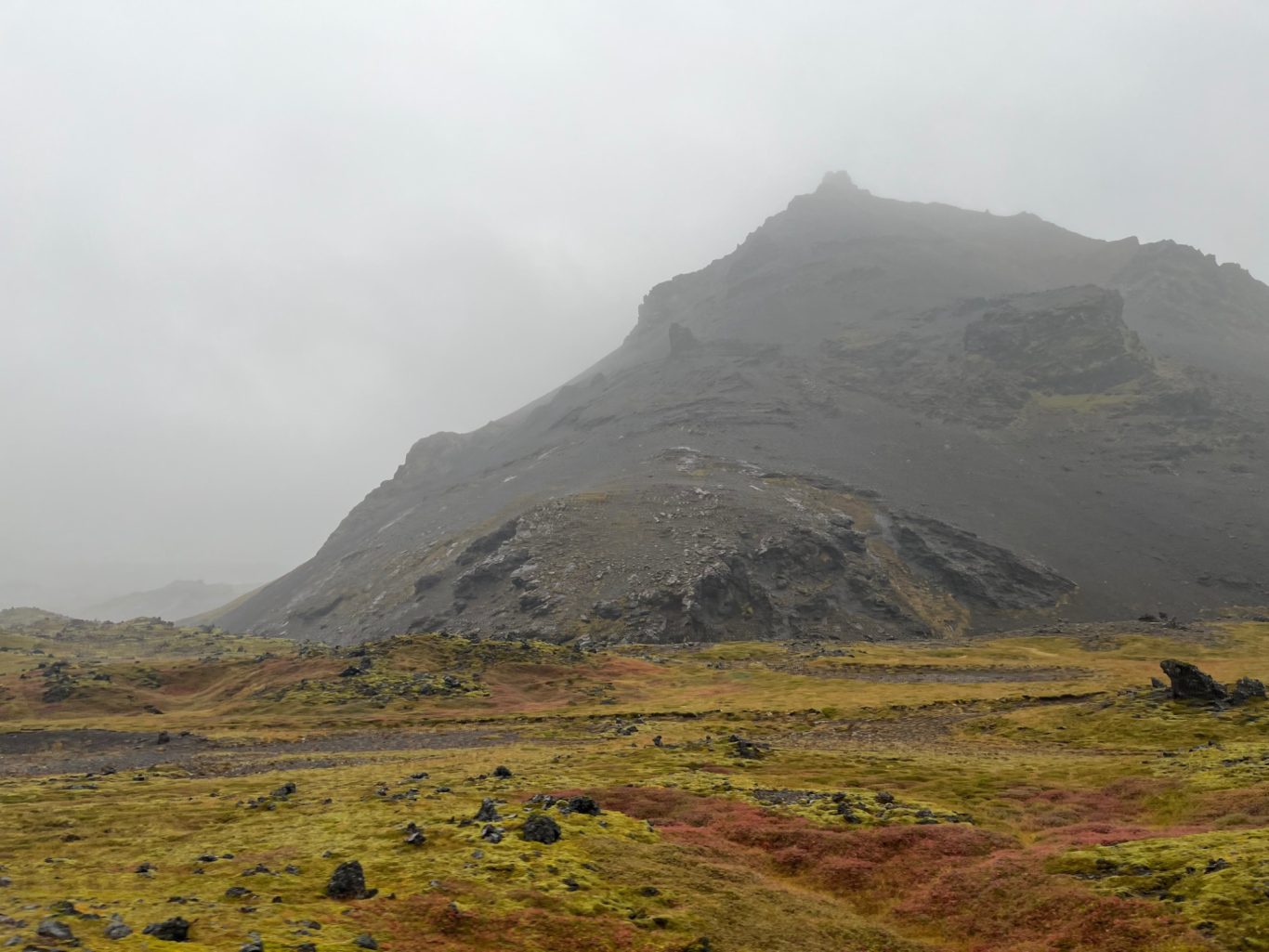 Die Landschaft verschwindet immer mehr im Regen.