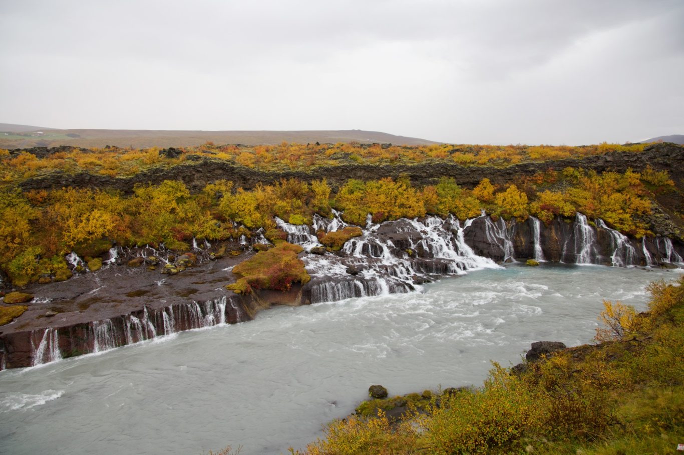 Auch im Regen schön: Hraunfossar