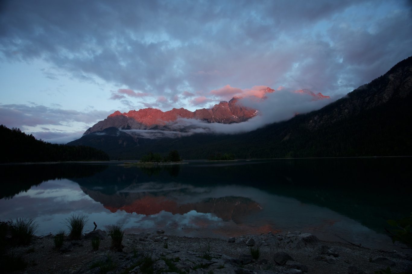... und so konnten wir das Zugspitzmassiv im Schein der untergehenden Sonne genießen.