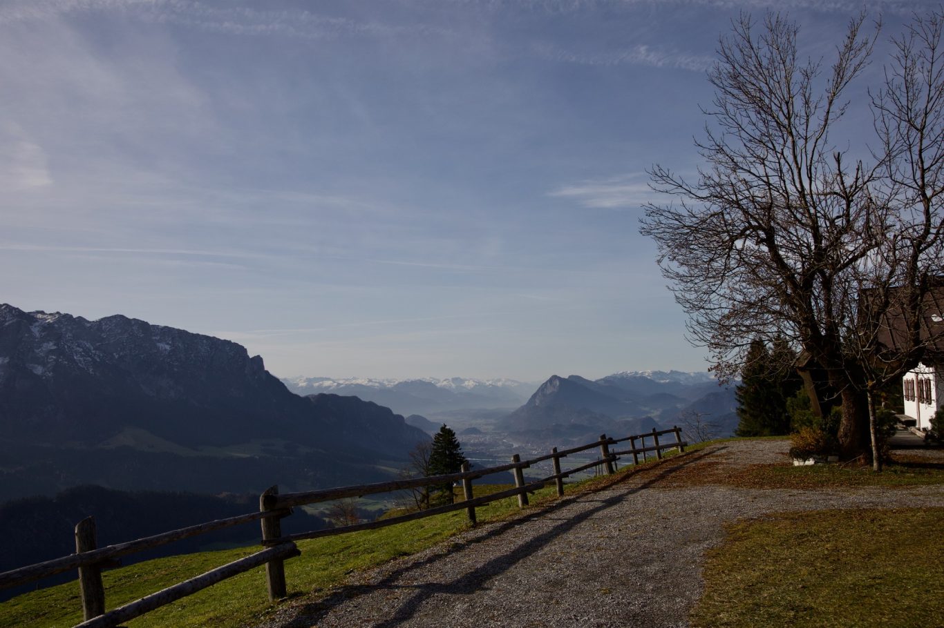 Blick ins Inntal mit Kaisergebirge und Pendling