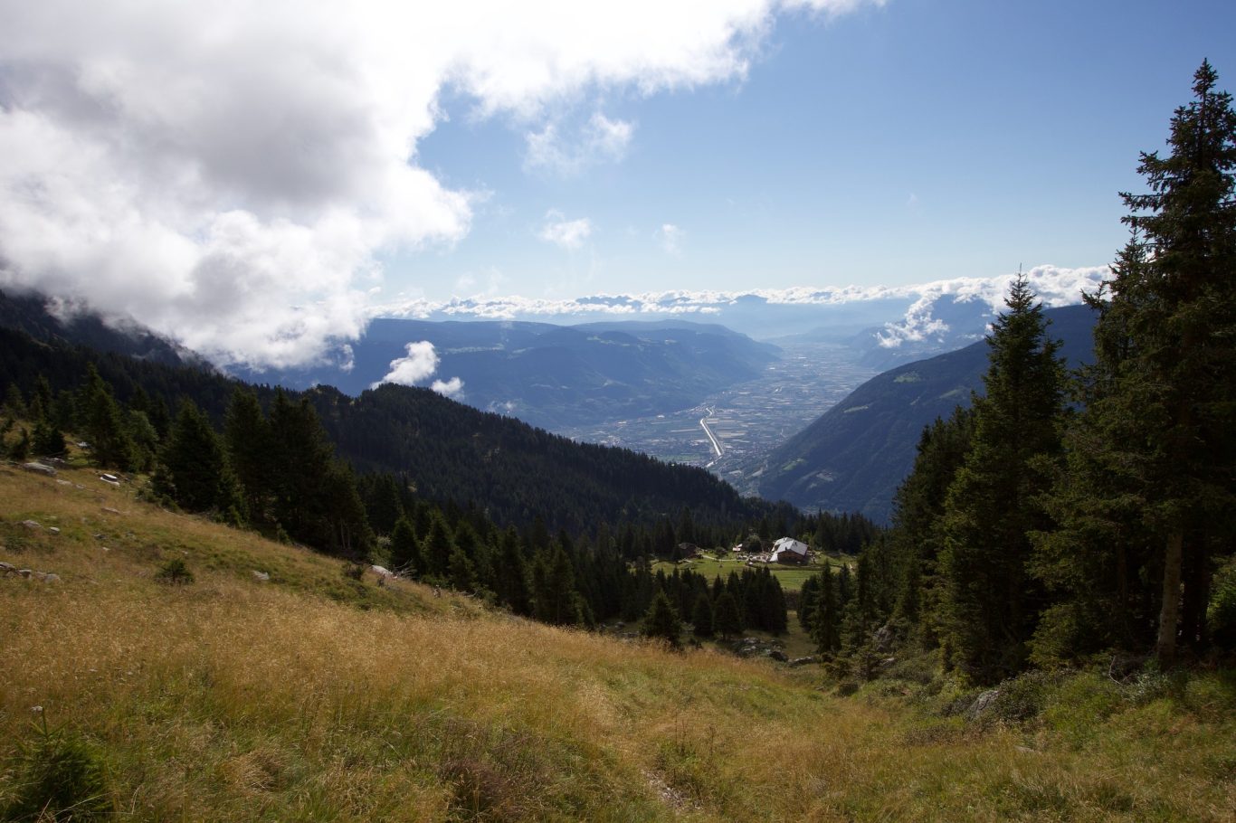 Aufstieg zur Spronser Seenplatte mit Blick ins Etschtal