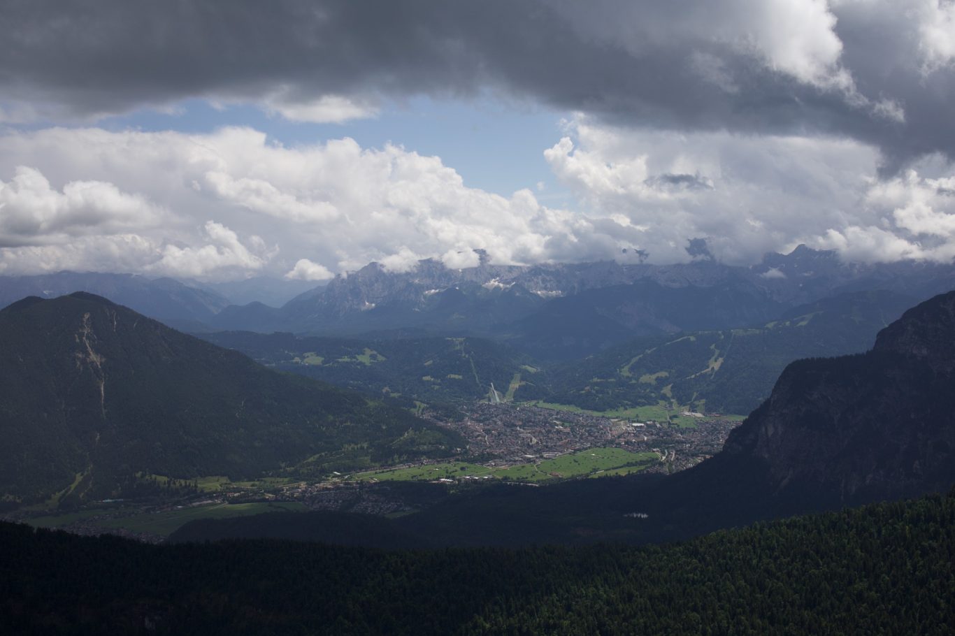 Dunkle Wolken über Patenkirchen und der Wettersteinwand