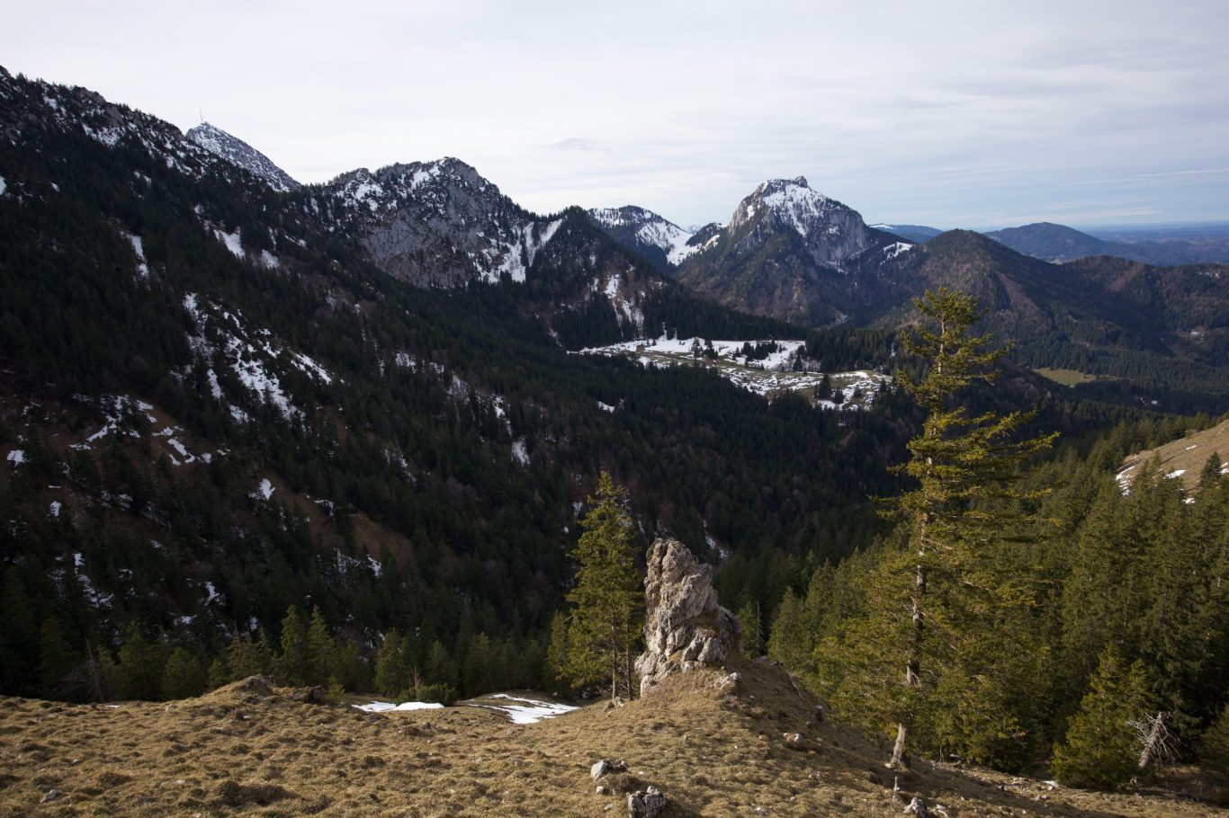 Blick Richtung Wendelstein (links mit Antenne) und Breitenstein