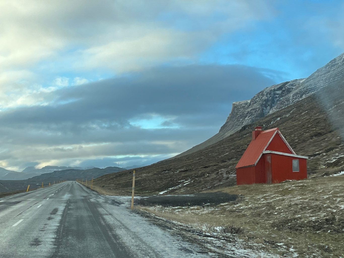 Auf eisiger Straße über den Pass