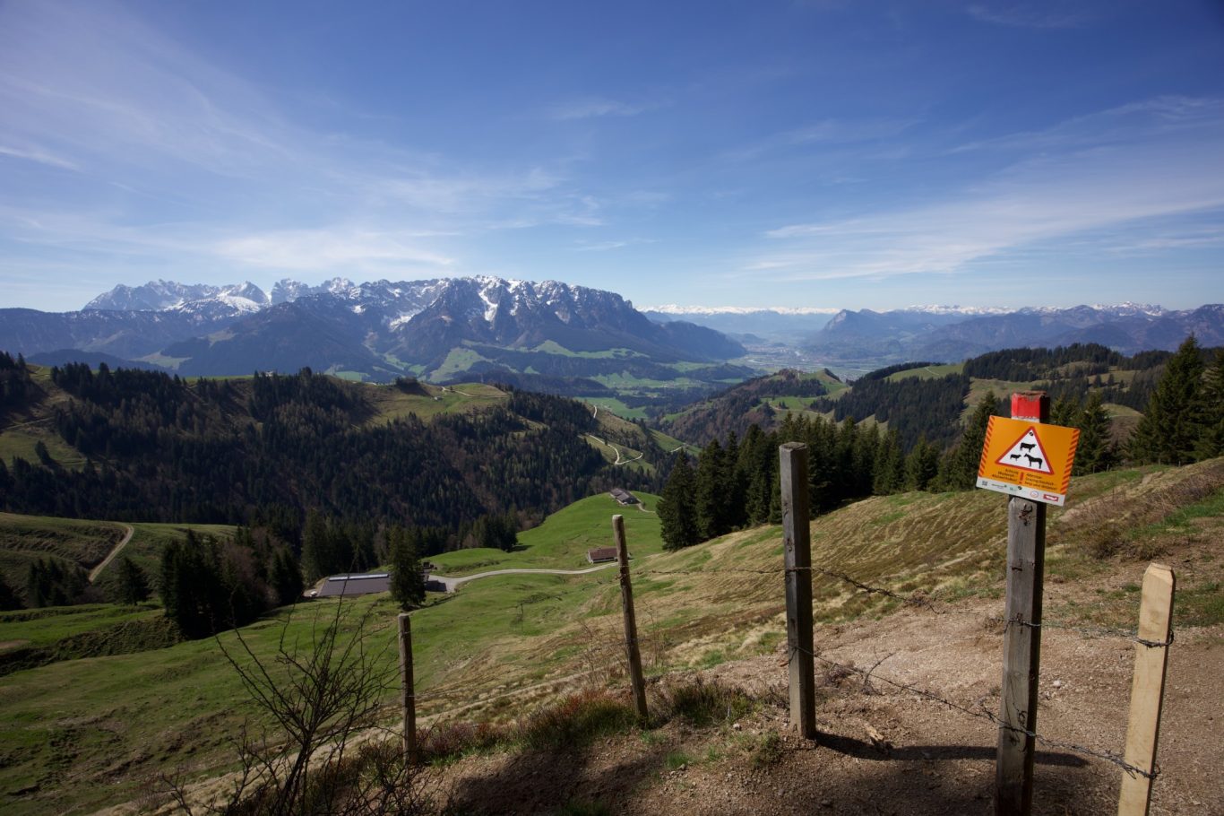 Aufstieg zum Wandberg mit Blick auf Zahmen und Wilden Kaiser