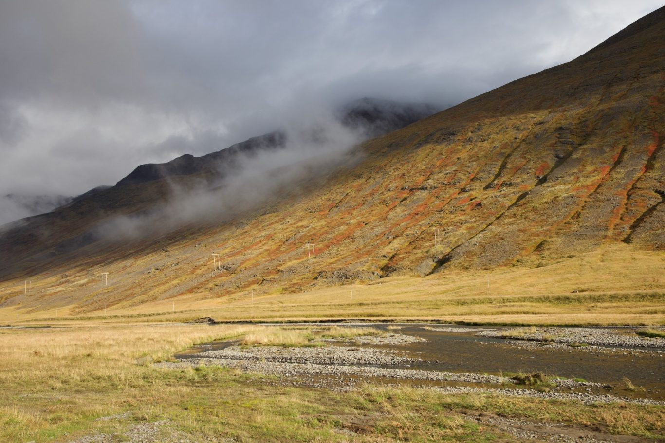 Von Erosion geprägte Bergflanken im Sonnenlicht