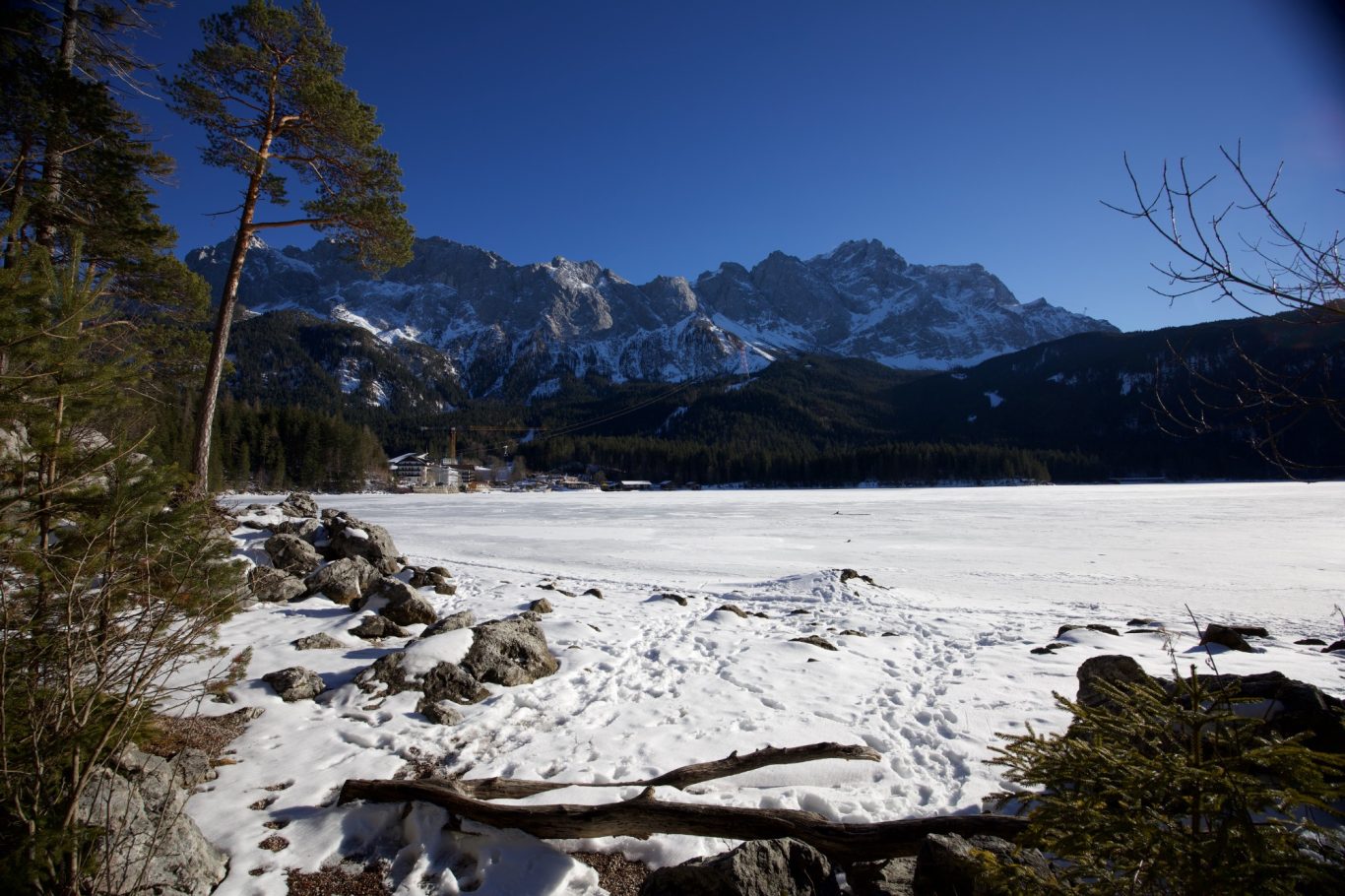 Auch im Winter zieht der Eibsee die Menschenmassen an.