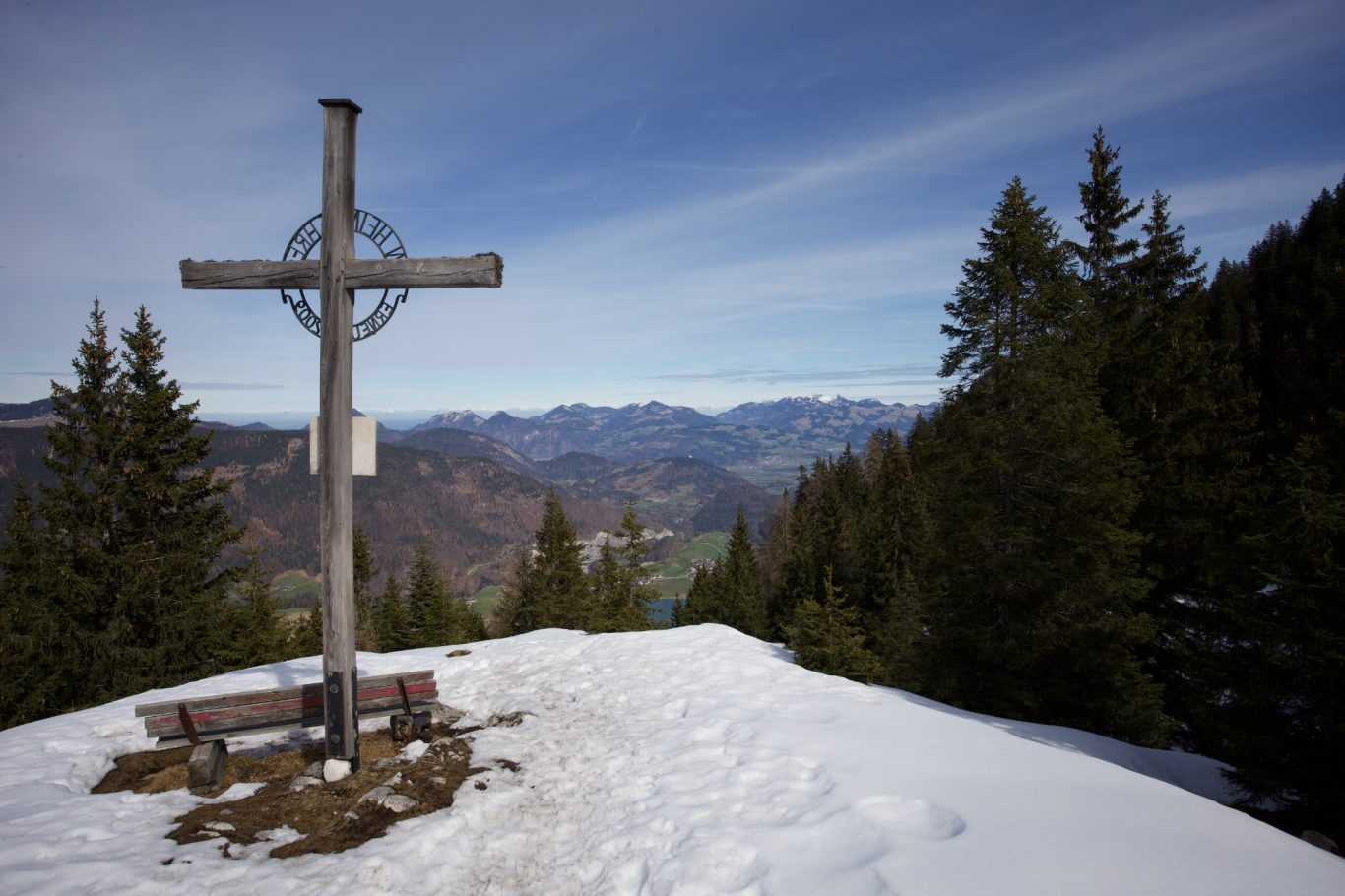 Heimkehrerkreuz mit Blick auf Erlerberg und Geigelstein