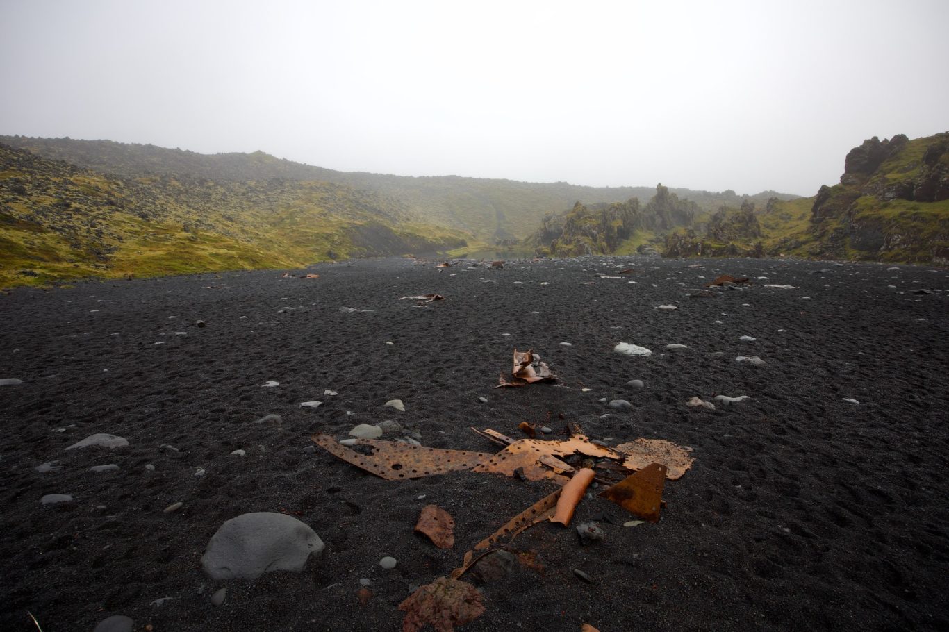 Wrackreste eines hier gestrandeten Trawlers.