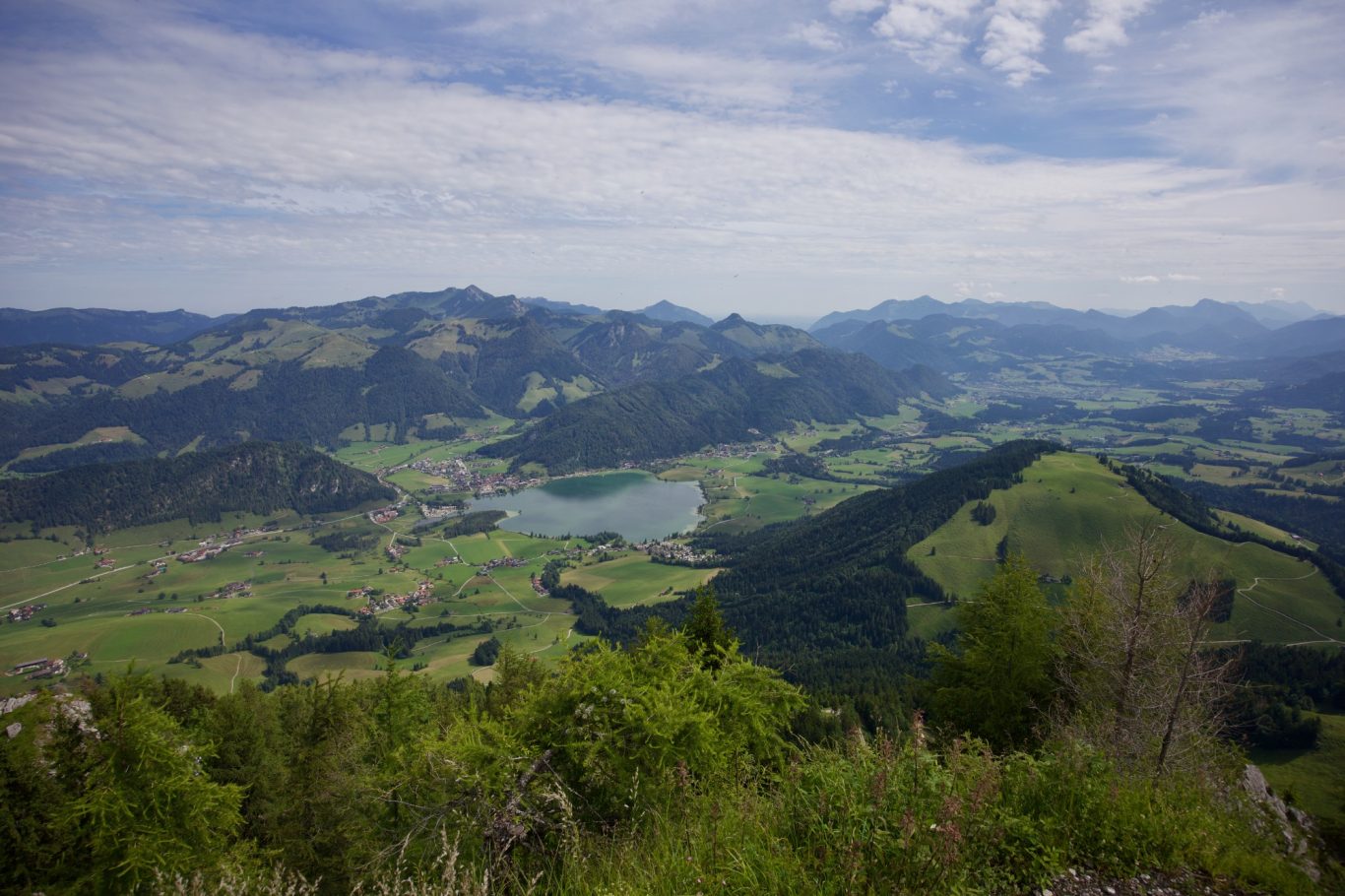 Der Walchsee mit den Chiemgauer Alpen, in der linken Bildhälfte der Geigelstein