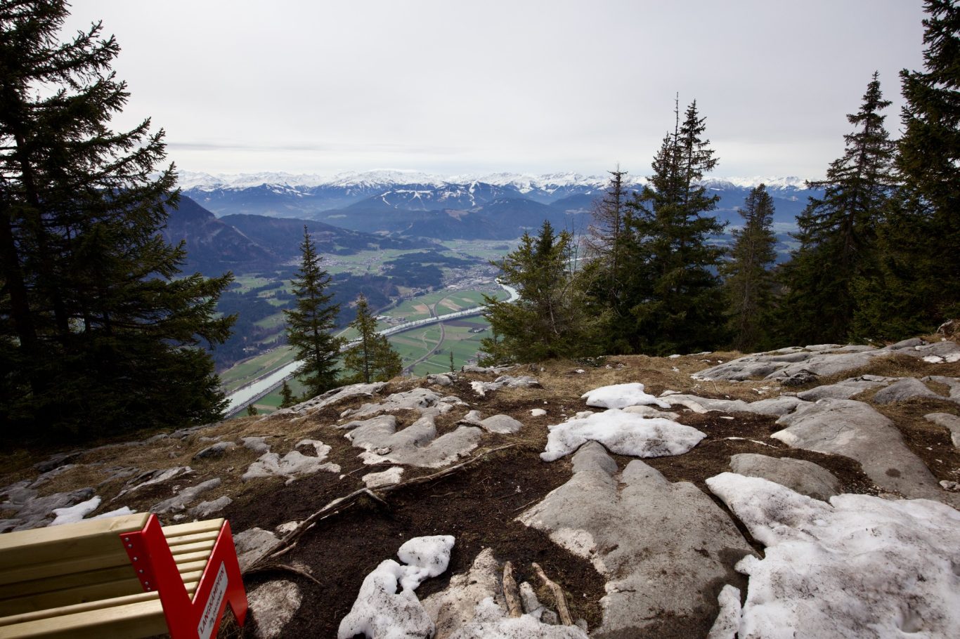 Aussichtsbank mit Blick Richtung Hohe Tauern