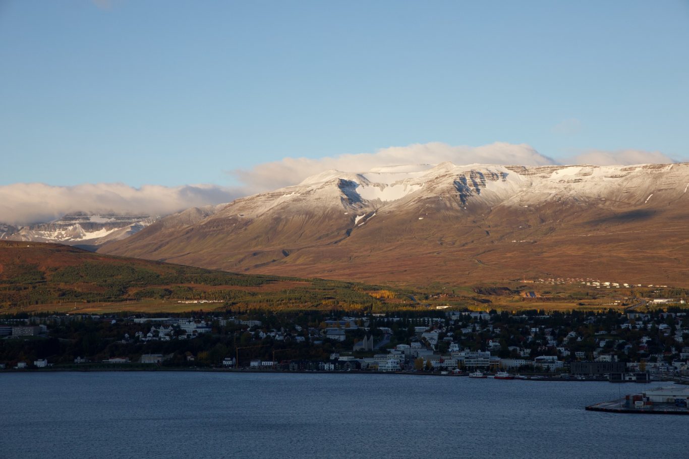 Akureyri mit den Bergen die wir am Vortag durchquert haben.