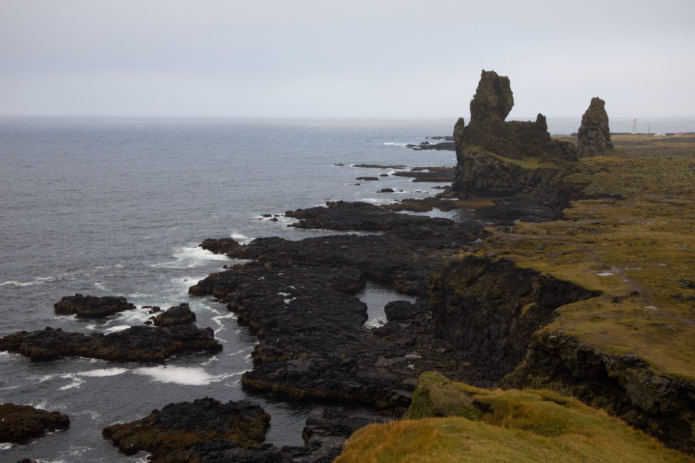 Die Felszinnen Lóndrangar, Überreste eines Vulkanschlotes.